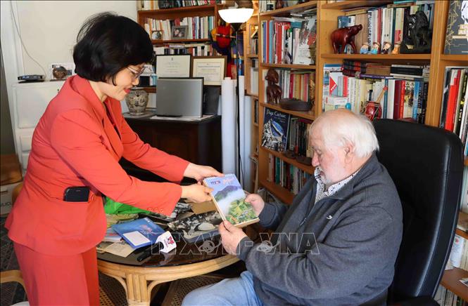Trưởng CQTT Thông tấn xã Việt Nam tại Bỉ trao tặng ấn phẩm của TTXVN cho ông Ralph Coeckelberghs. Ảnh: Duy Tùng - PV TTXVN tại Bỉ