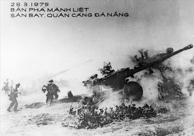 Ngày 28/3/1975, quân giải phóng bắn phá mãnh liệt vào sân bay quân cảng Đà Nẵng. Ảnh: TTXVN