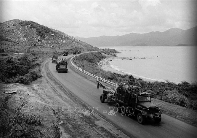 Trên đà chiến thắng, từ ngày 30/4/1975, đồng bào và các chiến sĩ các tỉnh Đông Nam Bộ và đồng bằng sông Cửu Long đã đồng loạt tiến công và nổi dậy mạnh mẽ, lần lượt giải phóng các tỉnh còn lại. Ngày 1/5/1975, toàn bộ lãnh thổ trên đất liền miền Nam Việt Nam đã hoàn toàn giải phóng. Trong ảnh: Quân giải phóng thần tốc tiến qua đèo Cả (Khánh Hòa), giải phóng các thành thị miền Nam. Ảnh: Lâm Hồng Long – TTXVN