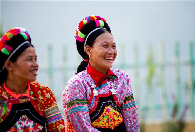 Trong ảnh: Đồng bào dân tộc Phù Lá rạng rỡ trong trang phục truyền thống. Ảnh: Nam Thái - TTXVN