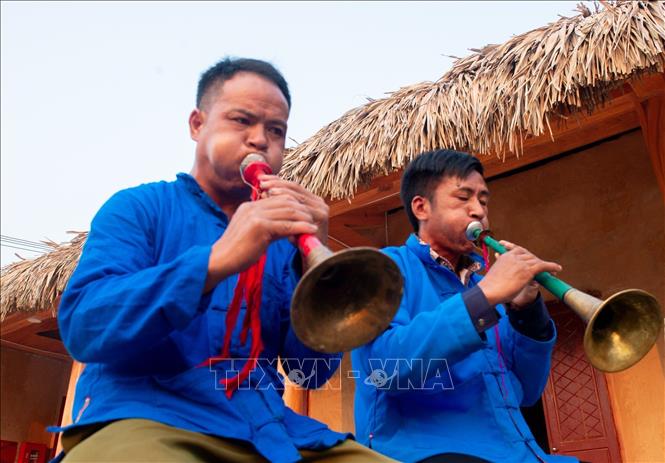 Trong ảnh: Người dân Phù Lá sinh hoạt, giao lưu văn nghệ, những làn điệu dân ca, nhạc điệu truyền thống tại nhà sinh hoạt cộng đồng. Ảnh: Nam Thái - TTXVN