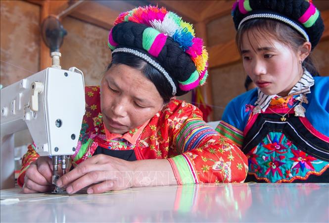 Trong ảnh: Người dân Phù Lá học và lao động tại xưởng may trang phục truyền thống ở trung tâm thôn Chúng Chải, xã Nàn Xỉn (Xín Mần, Hà Giang). Ảnh: Nam Thái - TTXVN