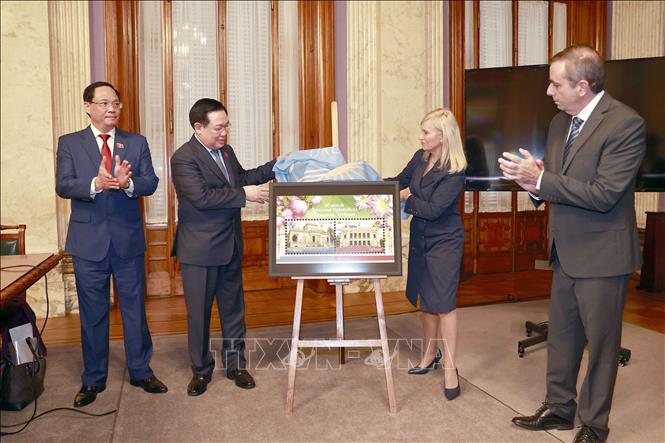 A ceremony to circulate a stamp on the occasion of the 30th anniversary of the Uruguay – Vietnam diplomatic relations is held at the office of the Uruguay parliament. VNA Photo: Doãn Tấn