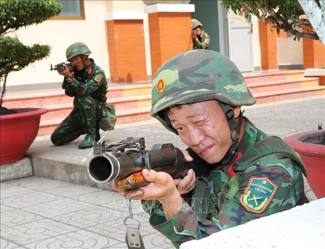 Chiến sĩ Trung đoàn Gia Định huấn luyện các phương án SSCĐ bảo vệ các mục tiêu, trụ sở của Thành phố Hồ Chí Minh trong ngày lễ, tết của dân tộc. Ảnh: Trọng Đức - TTXVN