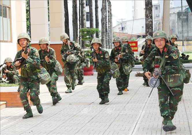 Chiến sĩ Trung đoàn Gia Định huấn luyện các phương án SSCĐ bảo vệ các mục tiêu, trụ sở của Thành phố Hồ Chí Minh trong ngày lễ, tết của dân tộc. Ảnh: Trọng Đức - TTXVN