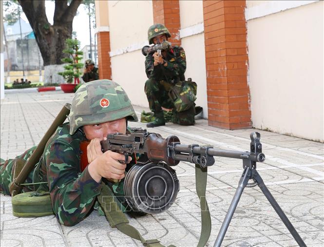 Chiến sĩ Trung đoàn Gia Định huấn luyện các phương án SSCĐ bảo vệ các mục tiêu, trụ sở của Thành phố Hồ Chí Minh trong ngày lễ, tết của dân tộc. Ảnh: Trọng Đức - TTXVN