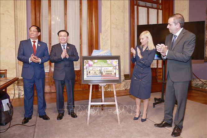 A ceremony to circulate a stamp on the occasion of the 30th anniversary of the Uruguay – Vietnam diplomatic relations is held at the office of the Uruguay parliament. VNA Photo: Doãn Tấn