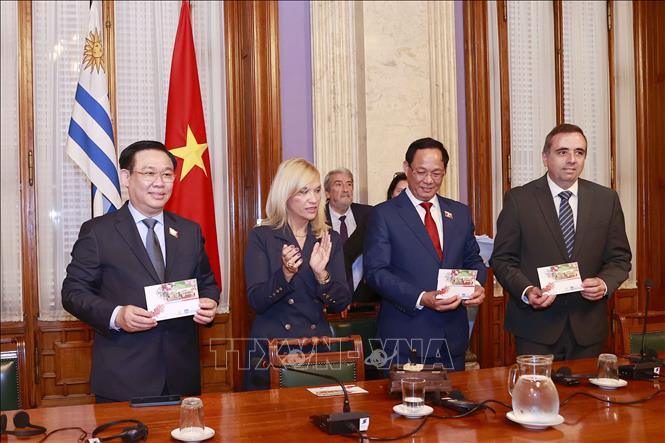 A ceremony to circulate a stamp on the occasion of the 30th anniversary of the Uruguay – Vietnam diplomatic relations is held at the office of the Uruguay parliament. VNA Photo: Doãn Tấn