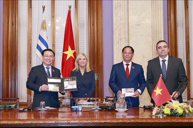 A ceremony to circulate a stamp on the occasion of the 30th anniversary of the Uruguay – Vietnam diplomatic relations is held at the office of the Uruguay parliament. VNA Photo: Doãn Tấn