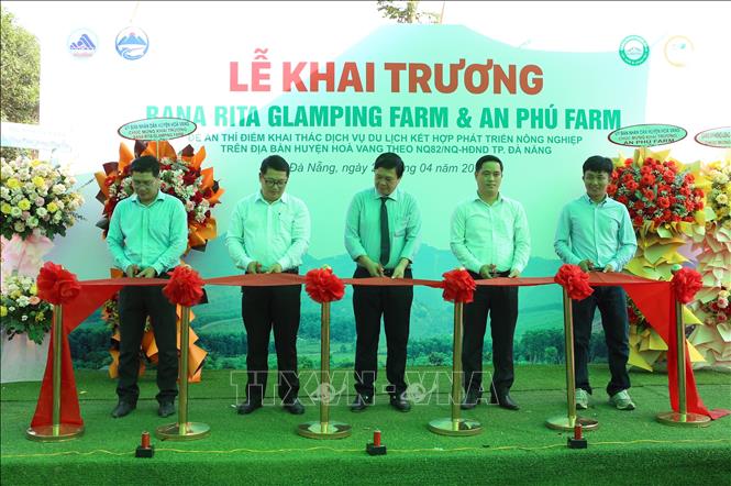 Trong ảnh: Đại diện chính quyền địa phương cùng các đại biểu cắt băng khai trương nông 2 nông trại. Ảnh: Trần Lê Lâm - TTXVN 