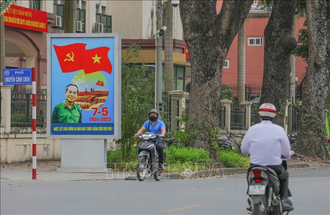 Pano chào mừng 69 năm ngày chiến thắng Điện Biên Phủ 7/5 (1954 - 2023) trên phố Nguyễn Cảnh Chân. Ảnh: Hoàng Hiếu - TTXVN