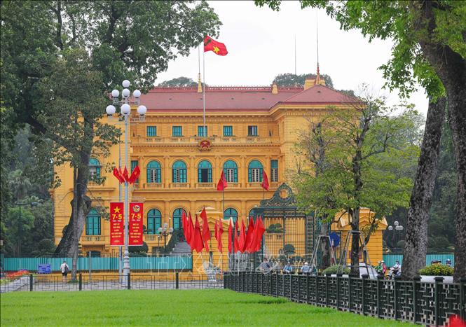 Băng rôn, cờ đỏ phía trước Phủ Chủ tịch. Ảnh: Hoàng Hiếu - TTXVN