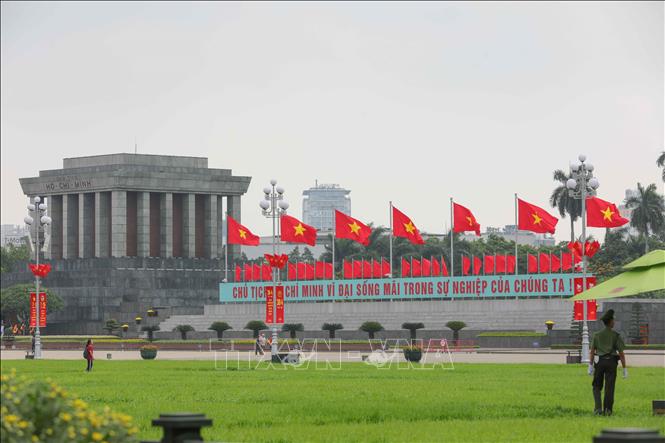 Phía trước Lăng Chủ tịch Hồ Chí Minh rực rỡ màu cờ, băng rôn cỡ lớn chào mừng 48 năm Ngày giải phóng miền Nam, thống nhất đất nước 30/4/1975 - 30/4/2023. Ảnh: Hoàng Hiếu - TTXVN