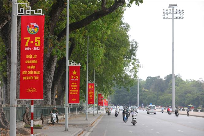 Đường Độc Lập đỏ rực băng rôn chào mừng, cổ động cho các ngày lễ lớn của dân tộc. Ảnh: Hoàng Hiếu - TTXVN