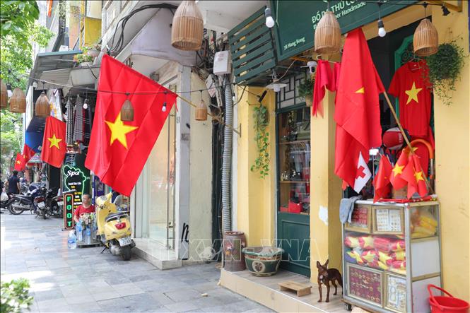 Phố Hàng Bông rực đỏ cờ đỏ sao vàng nhân dịp kỷ niệm 48 năm Ngày giải phóng miền Nam, thống nhất đất nước 30/4/1975 - 30/4/2023. Ảnh: Hoàng Hiếu - TTXVN