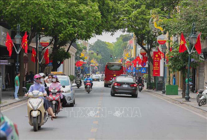 Phố Tràng Tiền rực rỡ cờ Đảng, cờ tổ quốc, băng rôn chào mừng dịp kỷ niệm 30/4,1/5. Ảnh: Hoàng Hiếu - TTXVN