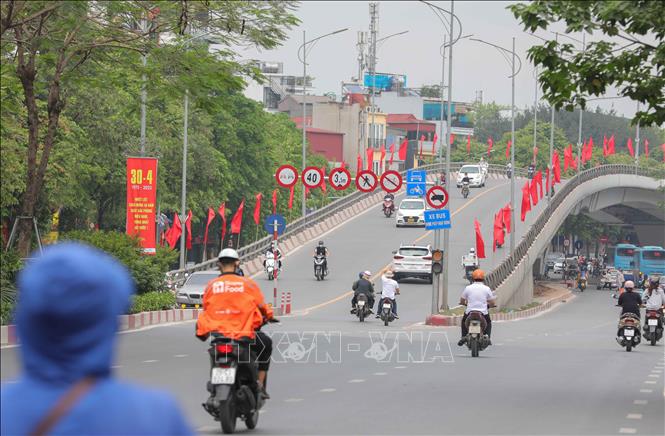 Cờ, băng rôn rực rỡ đường Trần Khát Chân chào mừng các ngày lễ lớn của dân tộc. Ảnh: Hoàng Hiếu - TTXVN