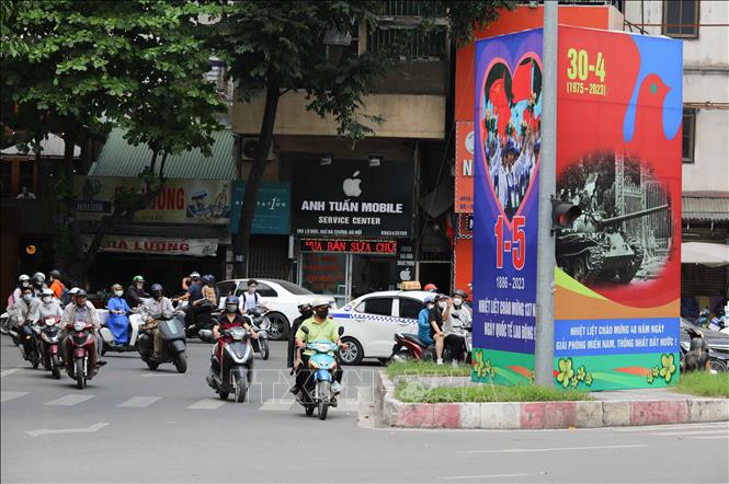 Pano cỡ lớn được đặt tại ngã tư Lò Đúc, Trần Khát Chân tuyên truyền kỷ niệm 48 năm Ngày giải phóng miền Nam, thống nhất đất nước và Ngày quốc tế lao động. Ảnh: Hoàng Hiếu - TTXVN