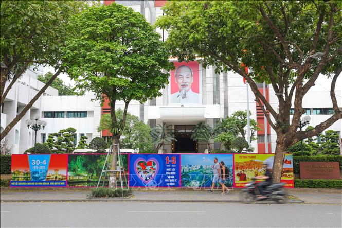 Pano chào mừng dịp kỷ niệm 30/4 và 1/5 trược bố trí phía trước Trụ sở Hội đồng nhân dân, Ủy ban nhân dân Thành phố Hà Nội. Ảnh: Hoàng Hiếu - TTXVN