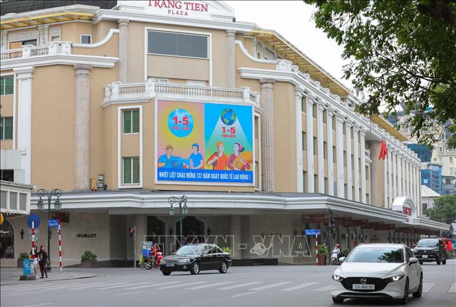 Bảng điện tử tại Trang Tien Plaza chào mừng kỷ niệm 48 năm Ngày giải phóng miền Nam, thống nhất đất nước 30/4/1975 - 30/4/2023, Ngày quốc tế lao động 1/5. Ảnh: Hoàng Hiếu - TTXVN