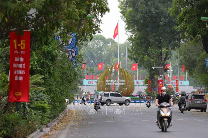 Đường Điện Biên Phủ rực rỡ cờ, băng rôn chào mừng những ngày lễ lớn. Ảnh: Hoàng Hiếu - TTXVN