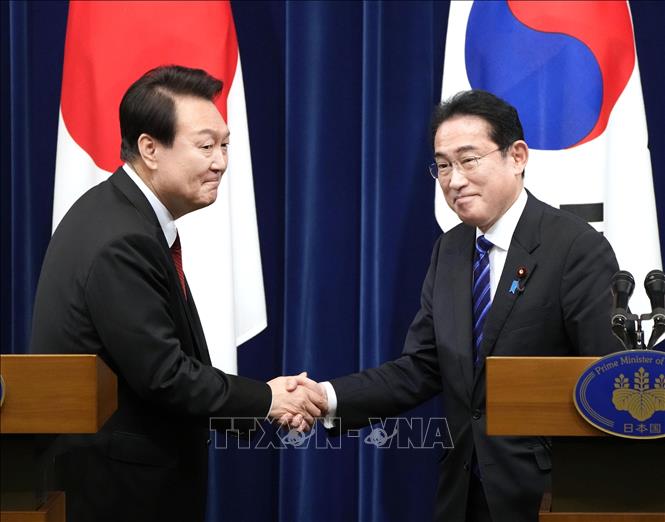 Tổng thống Yoon Suk-yeol (trái) và Thủ tưởng Nhật Bản Fumio Kishida tại cuộc họp báo ở Tokyo ngày 16/3/2023. Ảnh: Kyodo/TTXVN