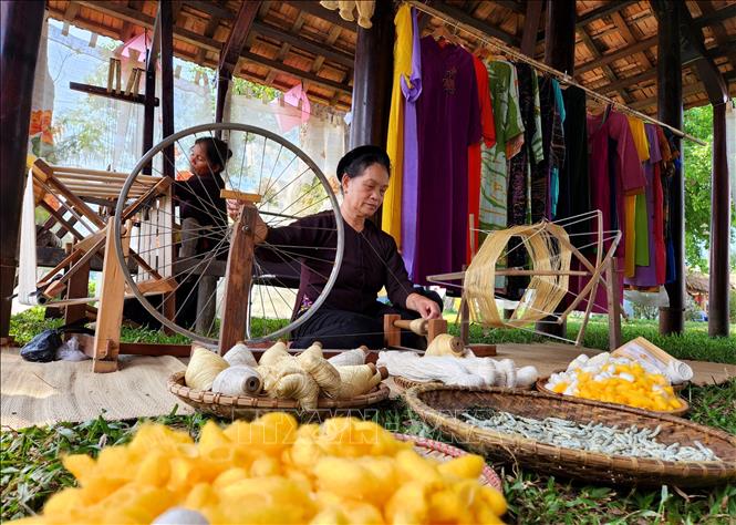 A space for exhibiting craft products and honouring artisans and traditional craft villages of Vietnam is opened at Tu Tuong Park in Hue city. VNA Photo: Tường Vi