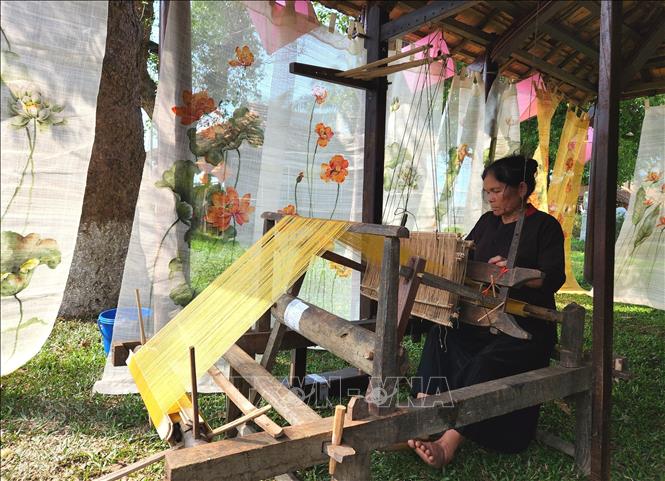 A space for exhibiting craft products and honouring artisans and traditional craft villages of Vietnam is opened at Tu Tuong Park in Hue city. VNA Photo: Tường Vi