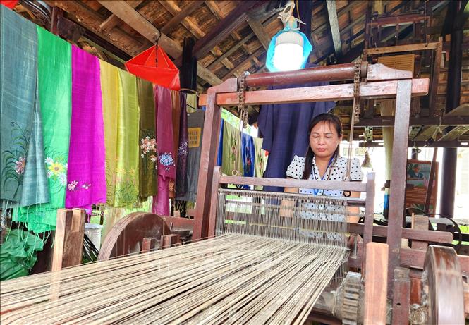 A space for exhibiting craft products and honouring artisans and traditional craft villages of Vietnam is opened at Tu Tuong Park in Hue city. VNA Photo: Tường Vi