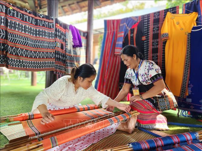 A space for exhibiting craft products and honouring artisans and traditional craft villages of Vietnam is opened at Tu Tuong Park in Hue city. VNA Photo: Tường Vi