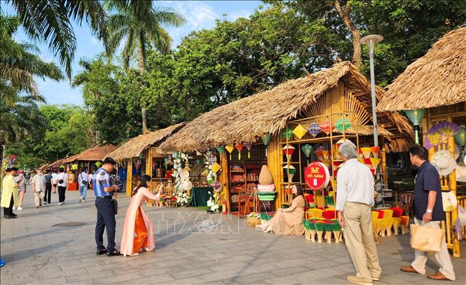 A space for exhibiting craft products and honouring artisans and traditional craft villages of Vietnam is opened at Tu Tuong Park in Hue city. VNA Photo: Tường Vi