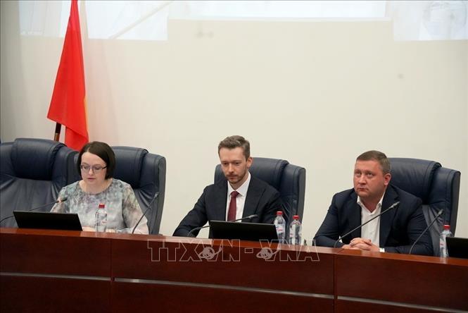 Giám đốc Trung tâm ASEAN Ekaterina Koldunova (bên trái),  Hiệu phó phụ trách công tác khoa học MGIMO Andrei Anatolyevich Baikov (giữa) và Trưởng ban Truyền thông Doanh nghiệp Công ty Dầu khí Zarubezhneft Boldyrev Alexander Viktorovich trong Phiên Khai mạc Hội thảo khoa học. Ảnh: Quang Vinh - Pv TTXVN tại LB Nga