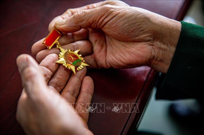 Huy hiệu - kỷ vật của các cựu thanh niên xung phong tỉnh Hà Giang tham gia mở 