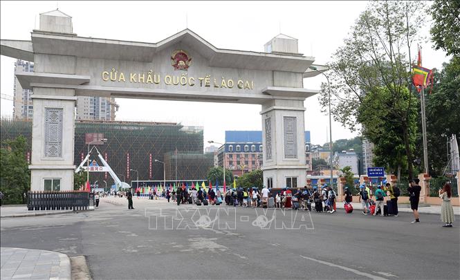 Du khách qua cầu Hồ Kiều II sang Hà Khẩu, tỉnh Vân Nam, Trung Quốc. Ảnh: Quốc Khánh - TTXVN