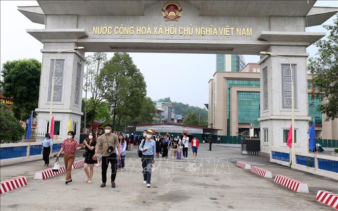 Du khách qua cầu Hồ Kiều II sang Hà Khẩu, tỉnh Vân Nam, Trung Quốc. Ảnh: Quốc Khánh - TTXVN
