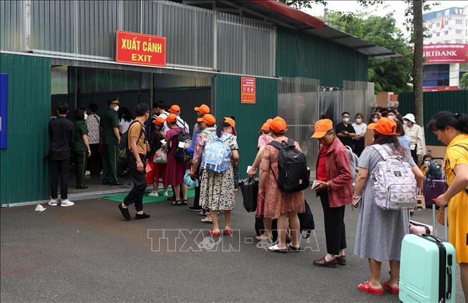 Du khách chờ làm thủ tục xuất cảnh tại Cửa khẩu quốc tế Lào Cai, sáng 29/4. Ảnh: Quốc Khánh - TTXVN