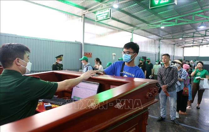Lực lượng biên phòng Cửa khẩu quốc tế Lào Cai làm thủ tục xuất cảnh cho du khách. Ảnh: Quốc Khánh - TTXVN