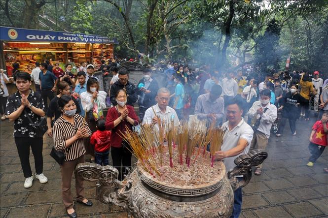 Người dân làm lễ, dâng hương tại Đền Giếng. Ảnh: Tuấn Đức - TTXVN
