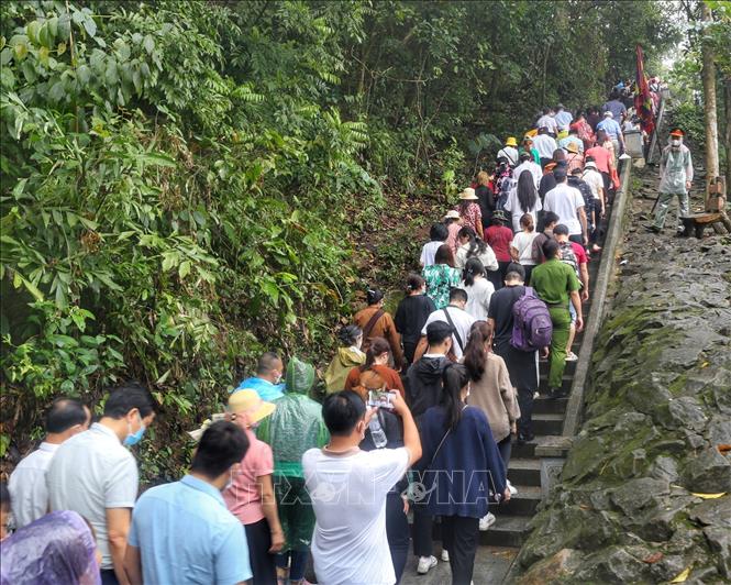 Đông đảo du khách thập phương đến dâng hương tại Đền Thượng. Ảnh: Tuấn Đức - TTXVN