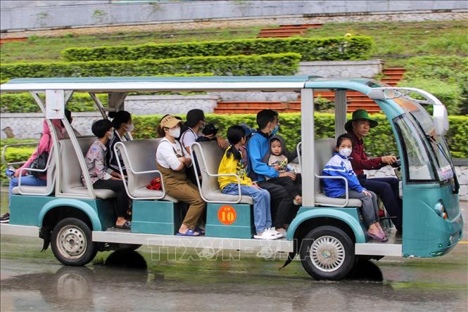 Xe điện là phương tiện được nhiều người ưa chuộng khi di chuyển từ cổng tới đường dẫn lên đền. Ảnh: Tuấn Đức - TTXVN