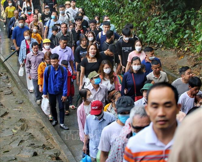 Đông đảo du khách thập phương đổ về Đền Hùng trong ngày Giỗ Tổ. Ảnh: Tuấn Đức - TTXVN