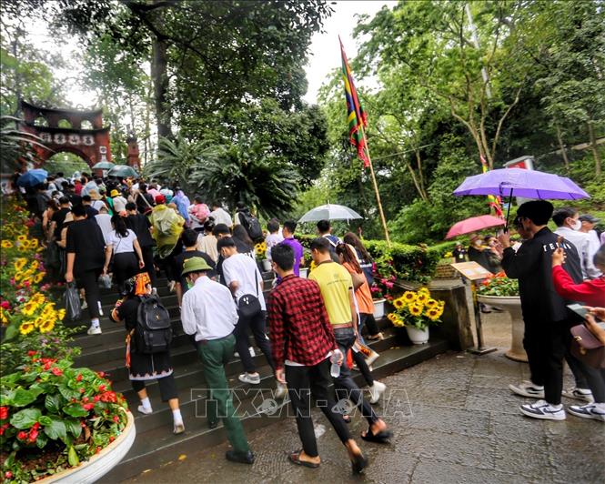 Đông đảo du khách thập phương đến Đền Hùng trong ngày Giỗ Tổ. Ảnh: Tuấn Đức - TTXVN
