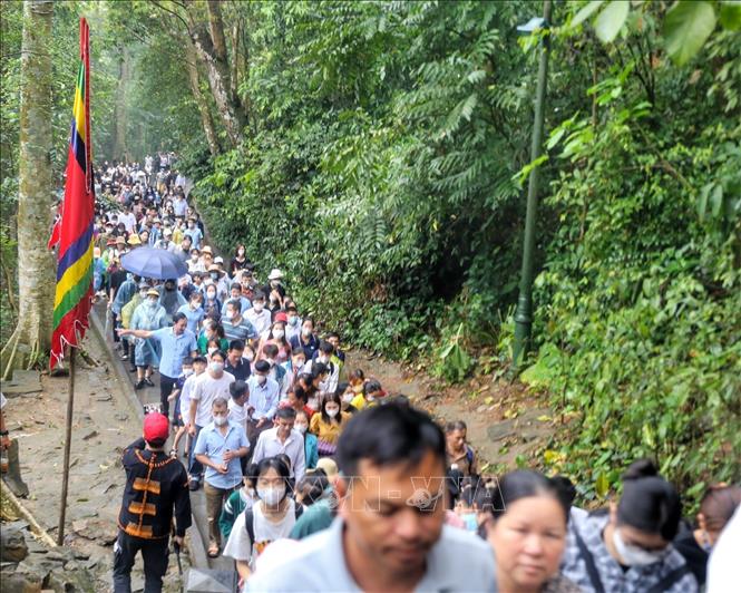 Đông đảo du khách thập phương đổ về Đền Hùng trong ngày Giỗ Tổ. Ảnh: Tuấn Đức - TTXVN
