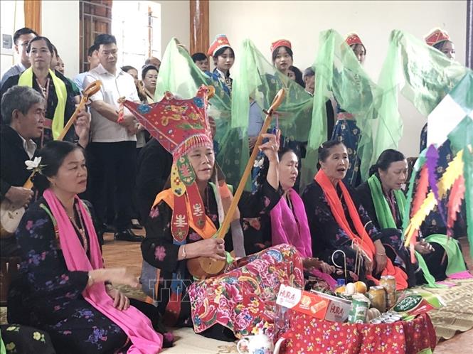 Cúng Then là nghi thức không thể thiếu tại Lễ hội Then Kin Pang. Ảnh: Việt Hoàng-TTXVN