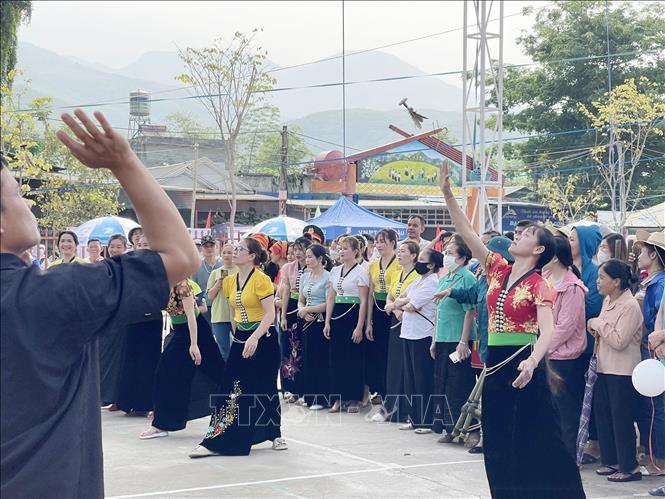 Người dân và du khách nô nức tham gia trò chơi ném cầu tại lễ hội. Ảnh: Việt Hoàng-TTXVN