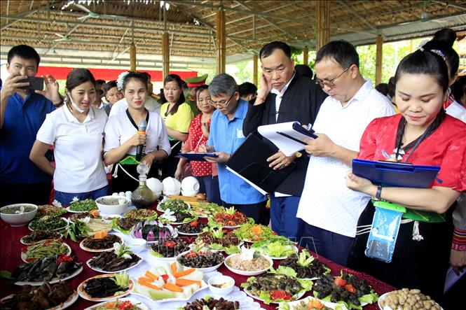 Phần thi ẩm thực thể hiện các món ăn đặc sắc, độc đáo của đồng bào Thái trắng. Ảnh: Việt Hoàng-TTXVN