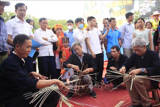 Phần thi đan háp pa giảng (giỏ đựng cá sấy) thể hiện sự khéo léo của đàn ông dân tộc Thái. Ảnh: Việt Hoàng-TTXVN