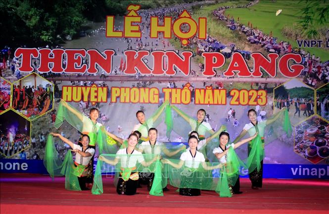 Một tiết mục văn nghệ tại lễ hội. Ảnh: Việt Hoàng-TTXVN