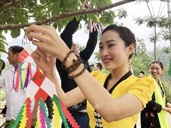 Cô gái Thái xinh đẹp trong bộ trang phục truyền thống. Ảnh: Việt Hoàng-TTXVN