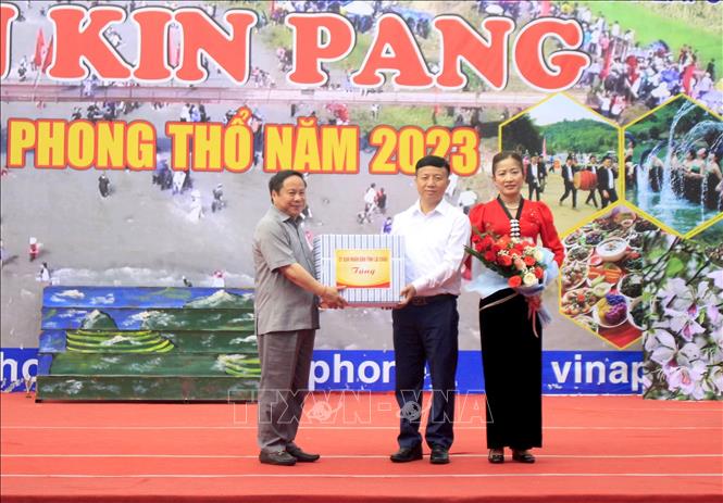 Phó Chủ tịch UBND tỉnh Lai Châu Tống Thanh Hải tặng quà cho huyện Phong Thổ. Ảnh: Việt Hoàng-TTXVN